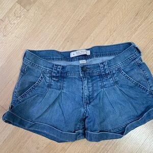 Old Navy size 4 Low Rrise pleated shorts